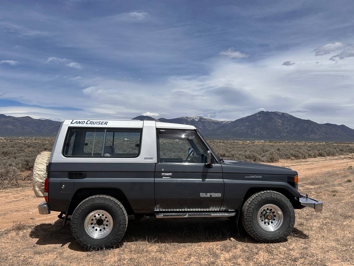 Toyota-Landcruiser-1989-grey