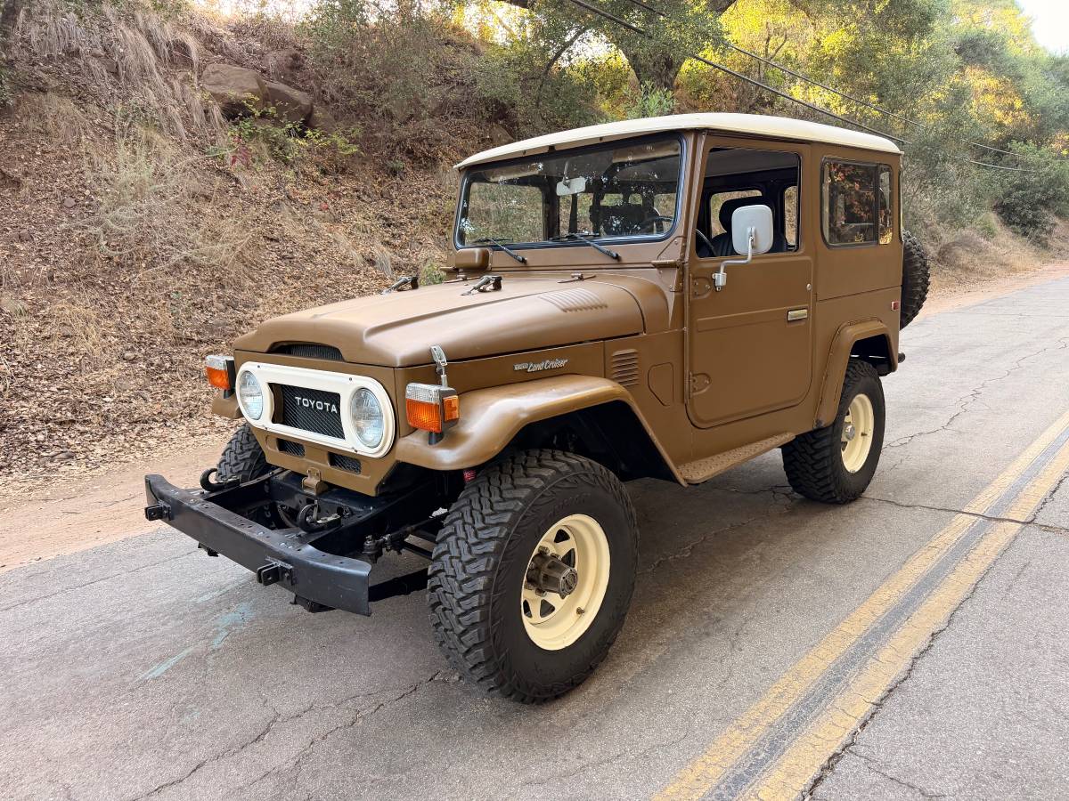 Toyota-Landcruiser-fj40-1978-brown