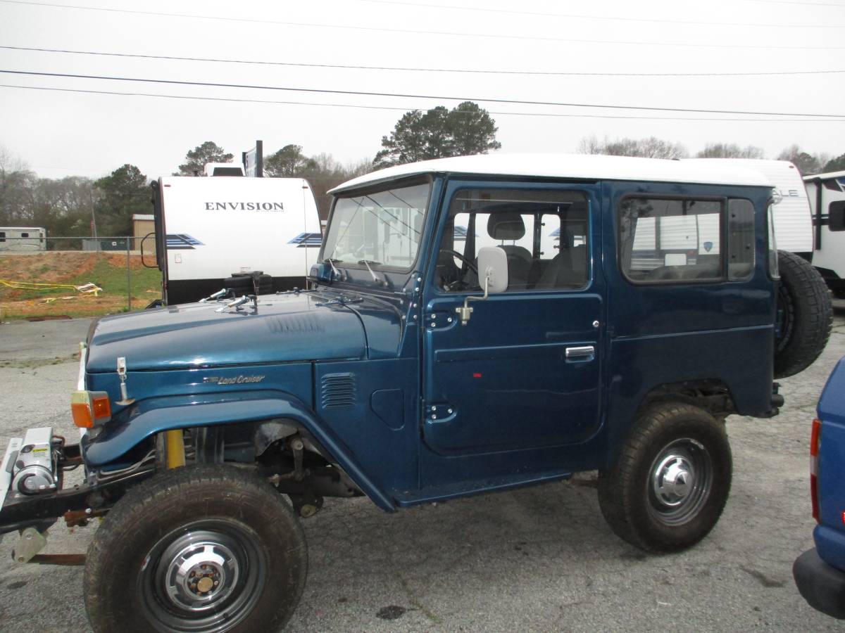 Toyota-Landcruiser-fj40-1984-blue