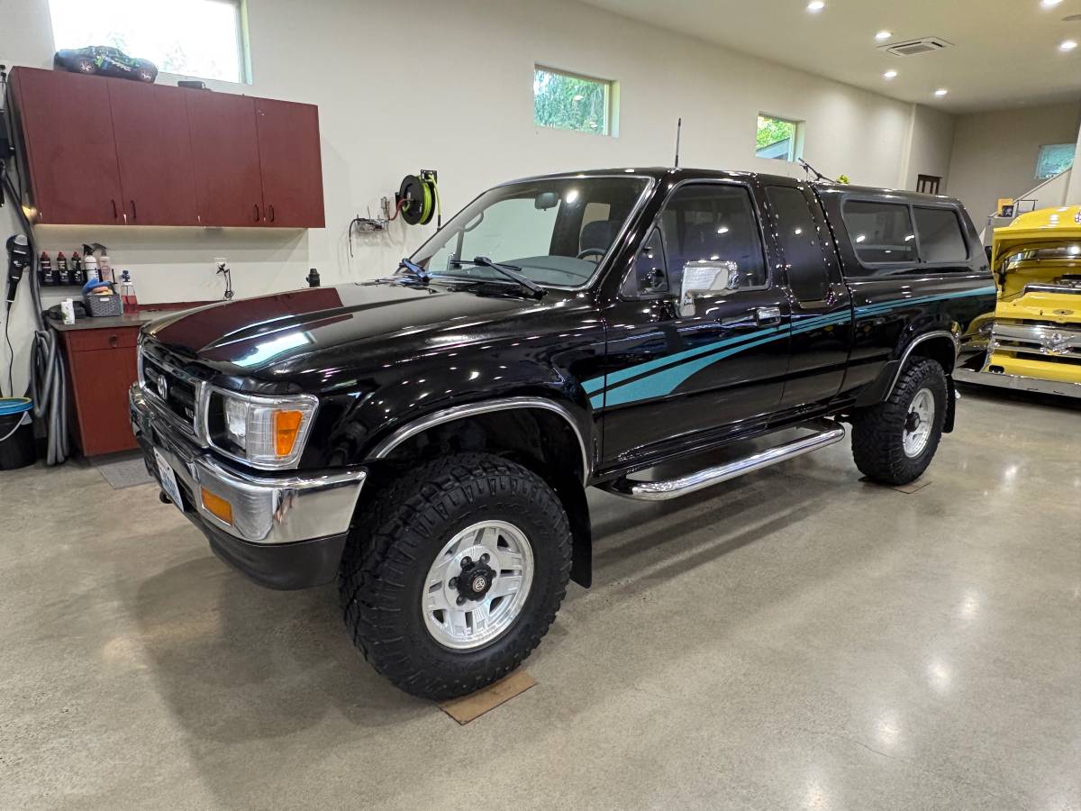 Toyota-Pick-up-4x4-1994-black