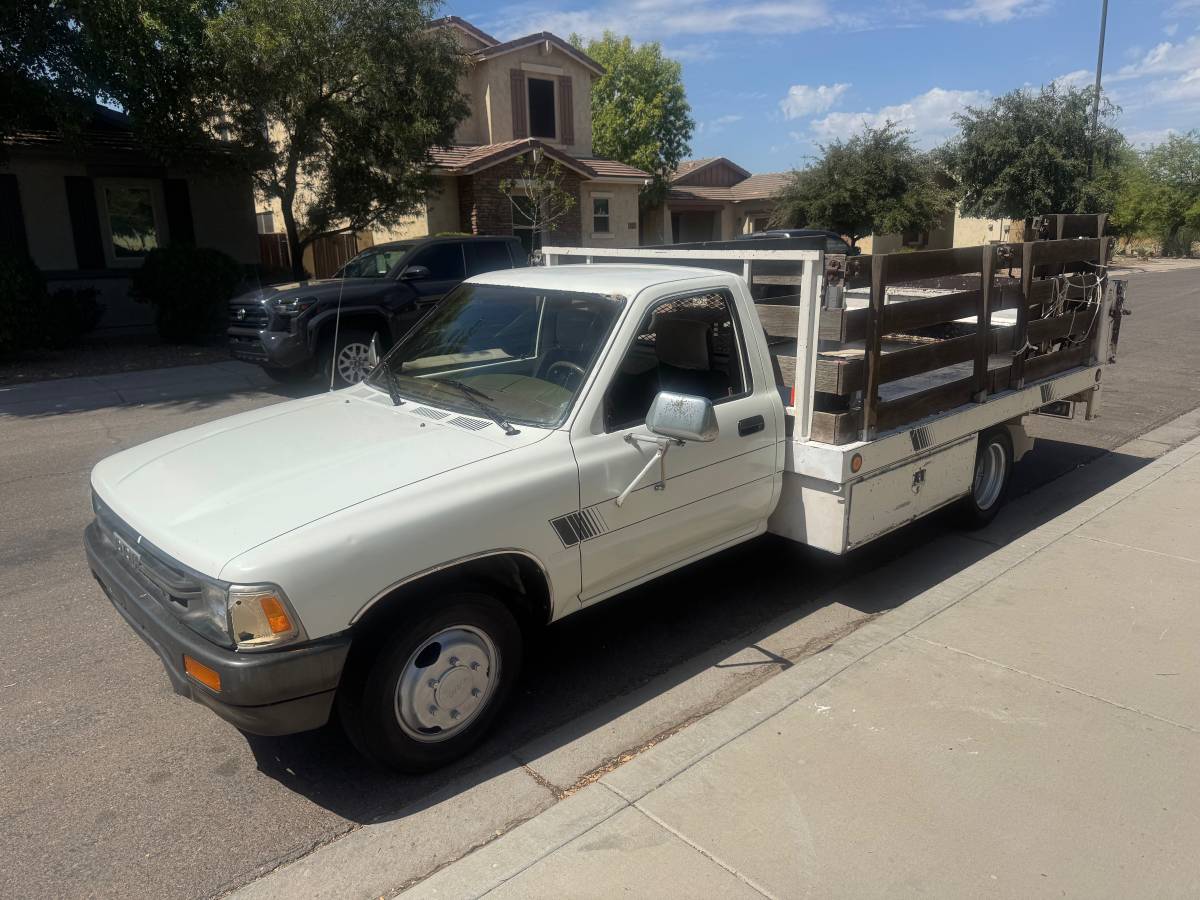 Toyota-Pick-up-cab-chassis-dual-rear-wheels-1991-white