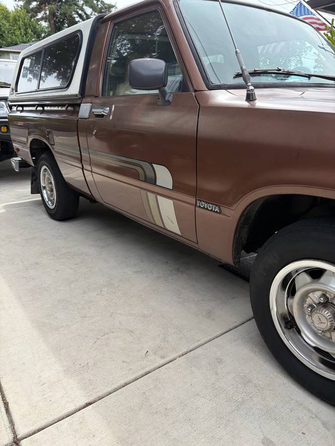 Toyota-Pickup-1979-brown