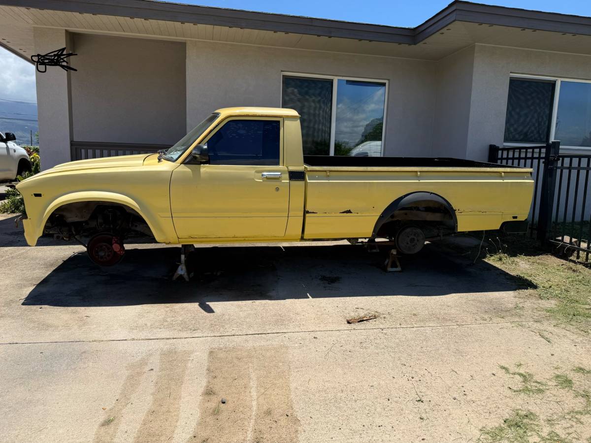 Toyota-Pickup-1979-yellow