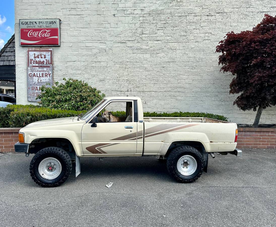 Toyota-Pickup-1988-brown