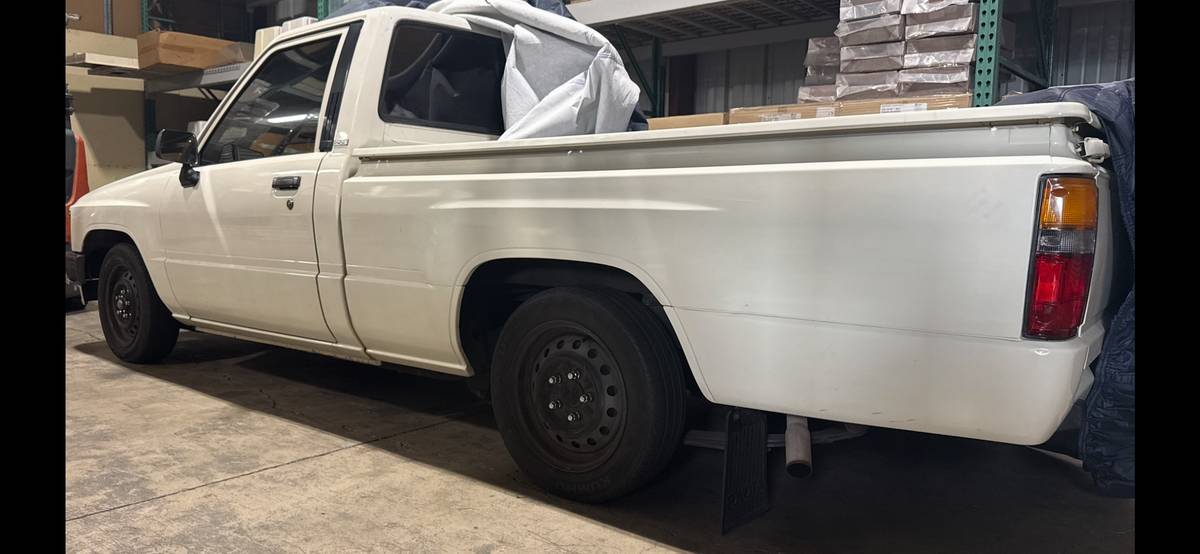 Toyota-Pickup-1988-white