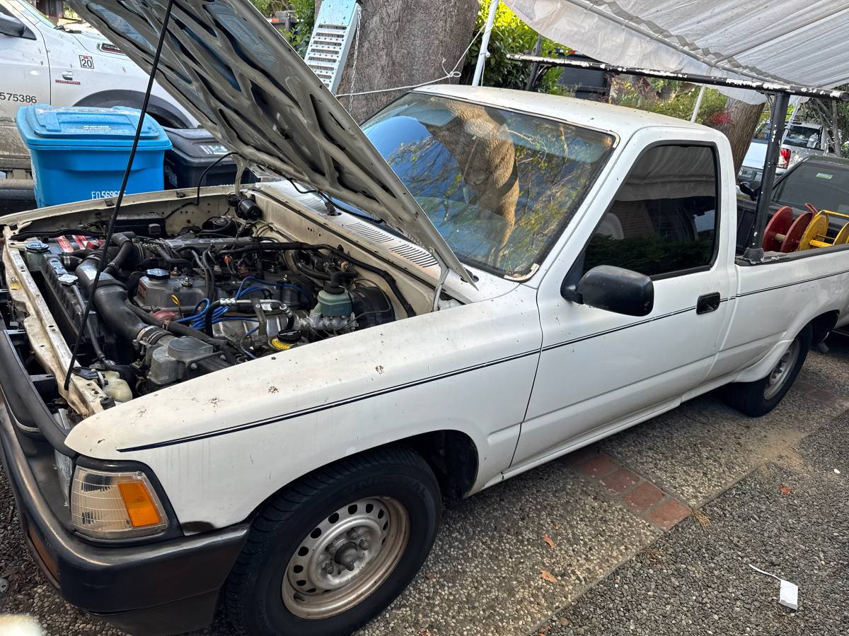 Toyota-Pickup-1990-white
