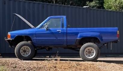 Toyota-Pickup-4x4-1984-blue