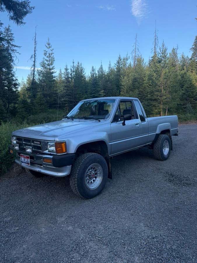 Toyota-Pickup-4x4-1986-silver