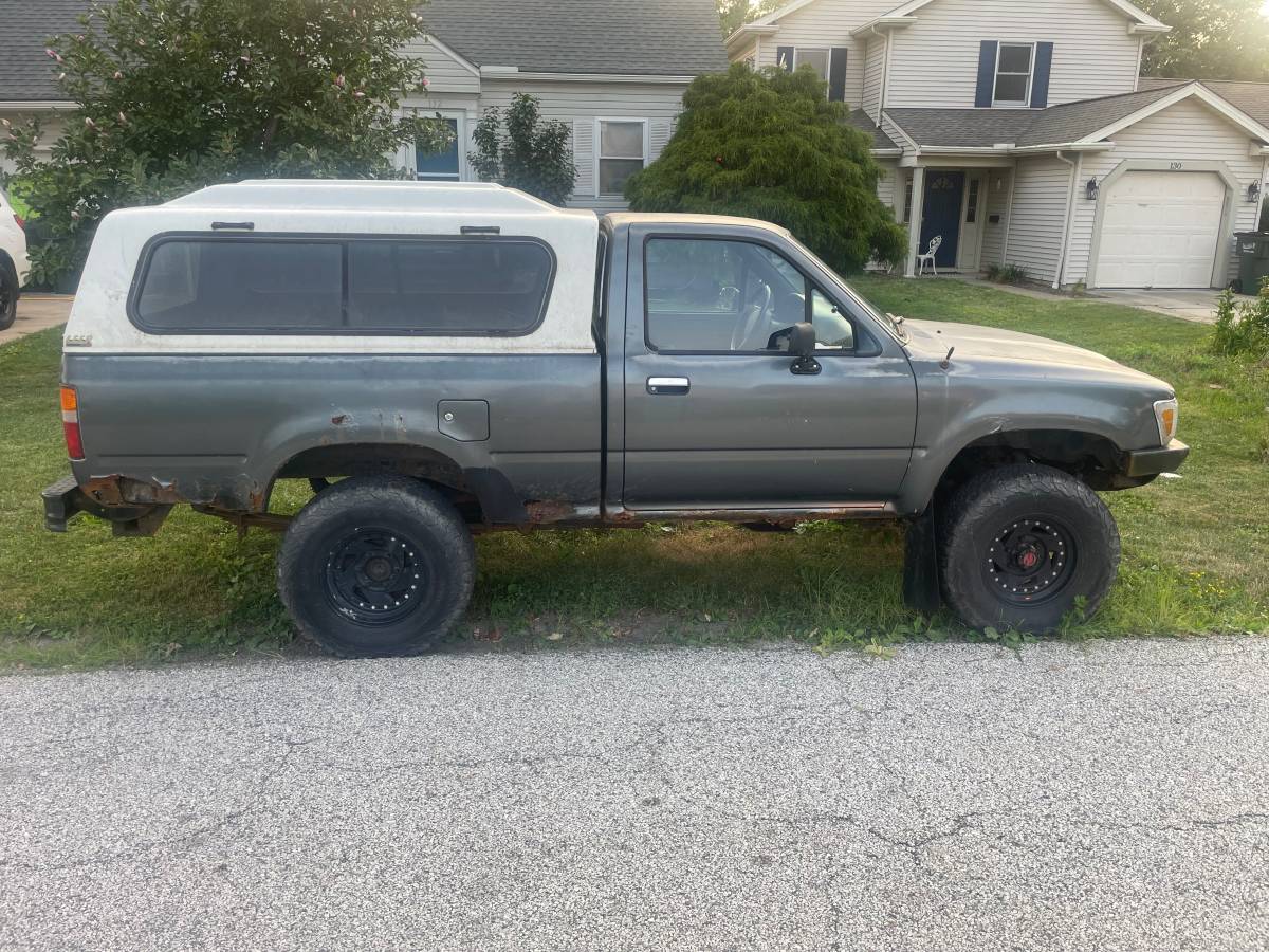 Toyota-Pickup-4x4-1991-grey