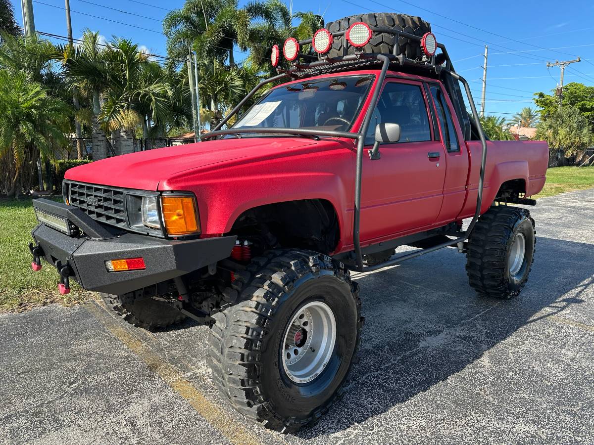 Toyota-Pickup-4x4-dlx-xtra-cab-1986-red