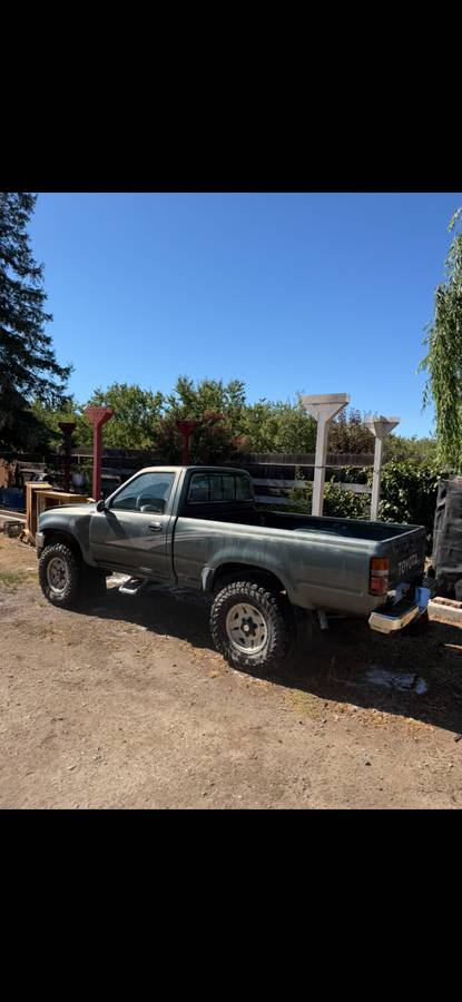 Toyota-Pickup-deluxe-4x4-5-speed-1993-green