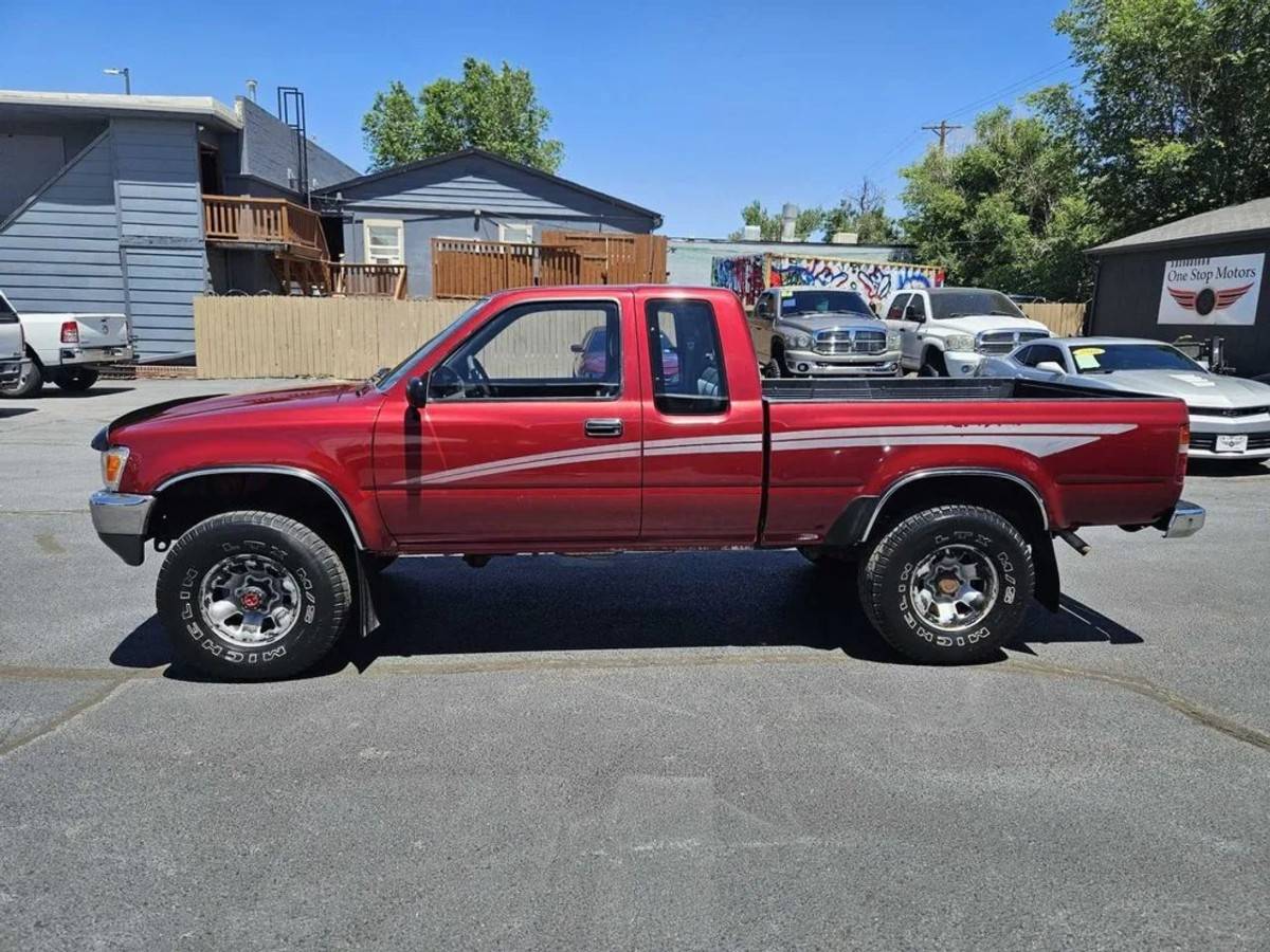 Toyota-Pickup-dlx-xtra-cab-v6-1990