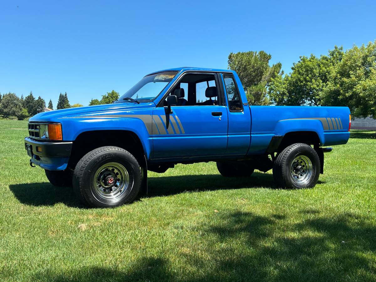 Toyota-Pickup-sr5-1986-blue