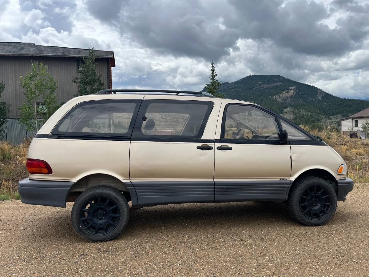 Toyota-Privia-1995