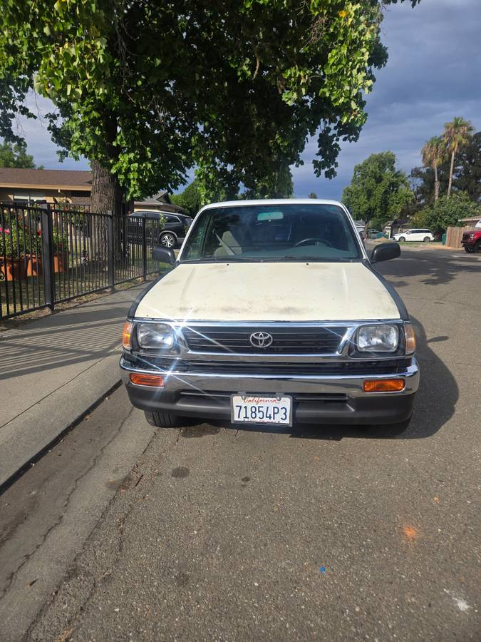 Toyota-Tacoma-1996-white