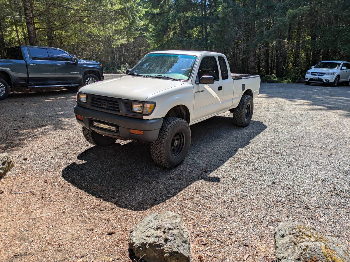 Toyota-Tacoma-1996-white
