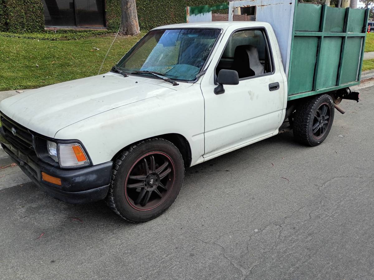 Toyota-Tacoma-sr5-1993-white
