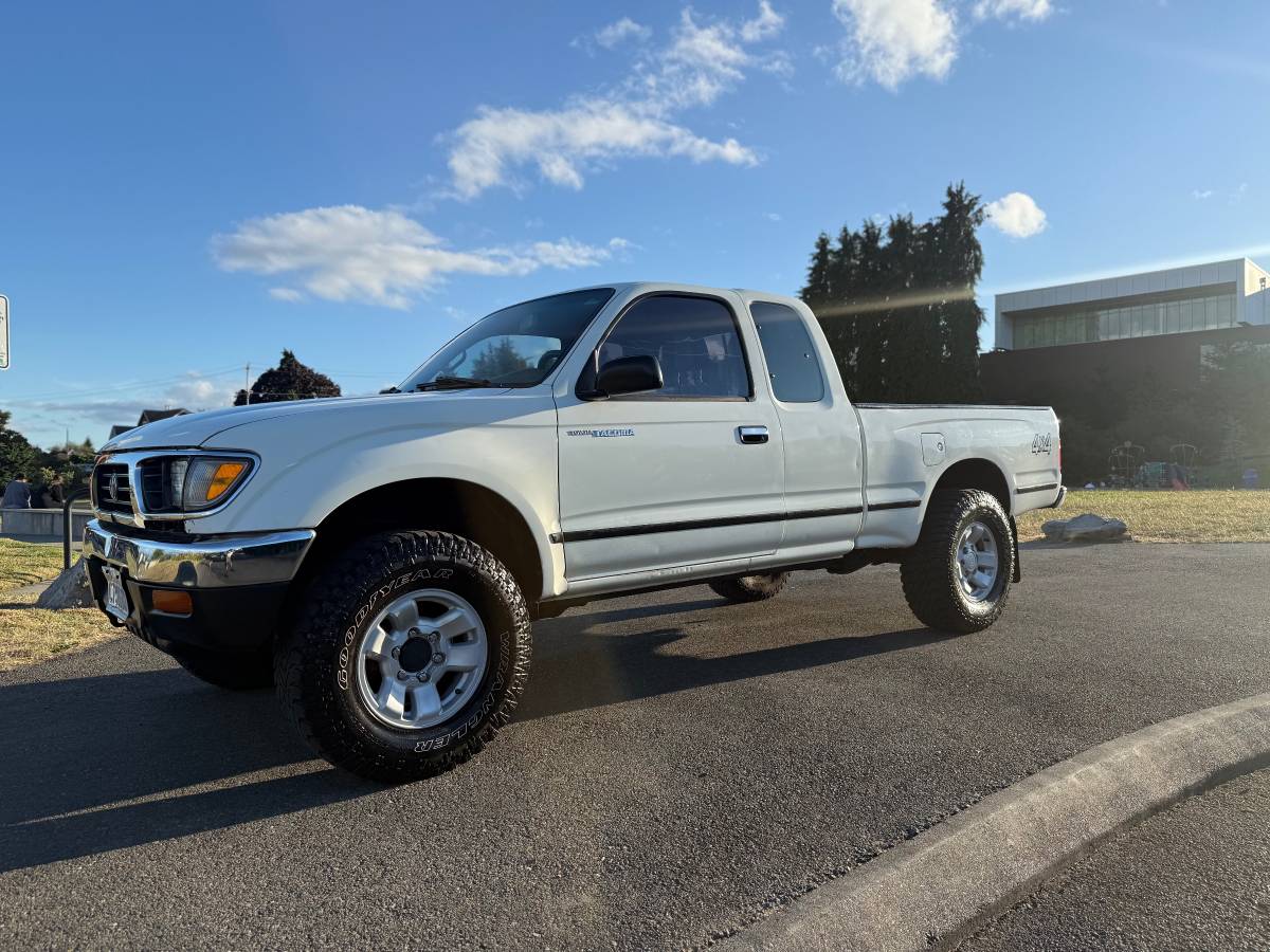 Toyota-Tacoma-sr5-4x4-1996-white
