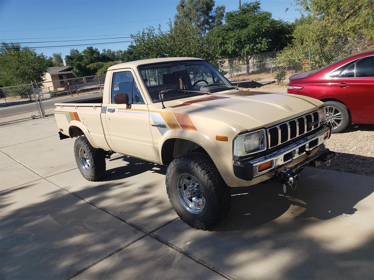Toyota-Truck-1982-tan-brown-and-tan