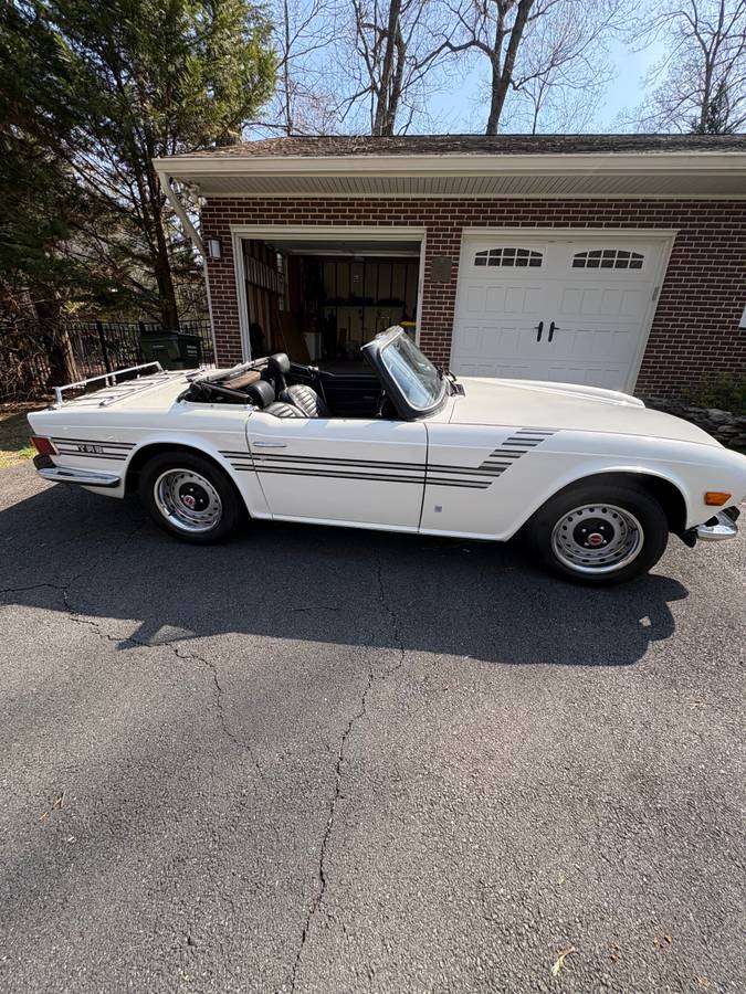 Triumph-Tr6-1974-white