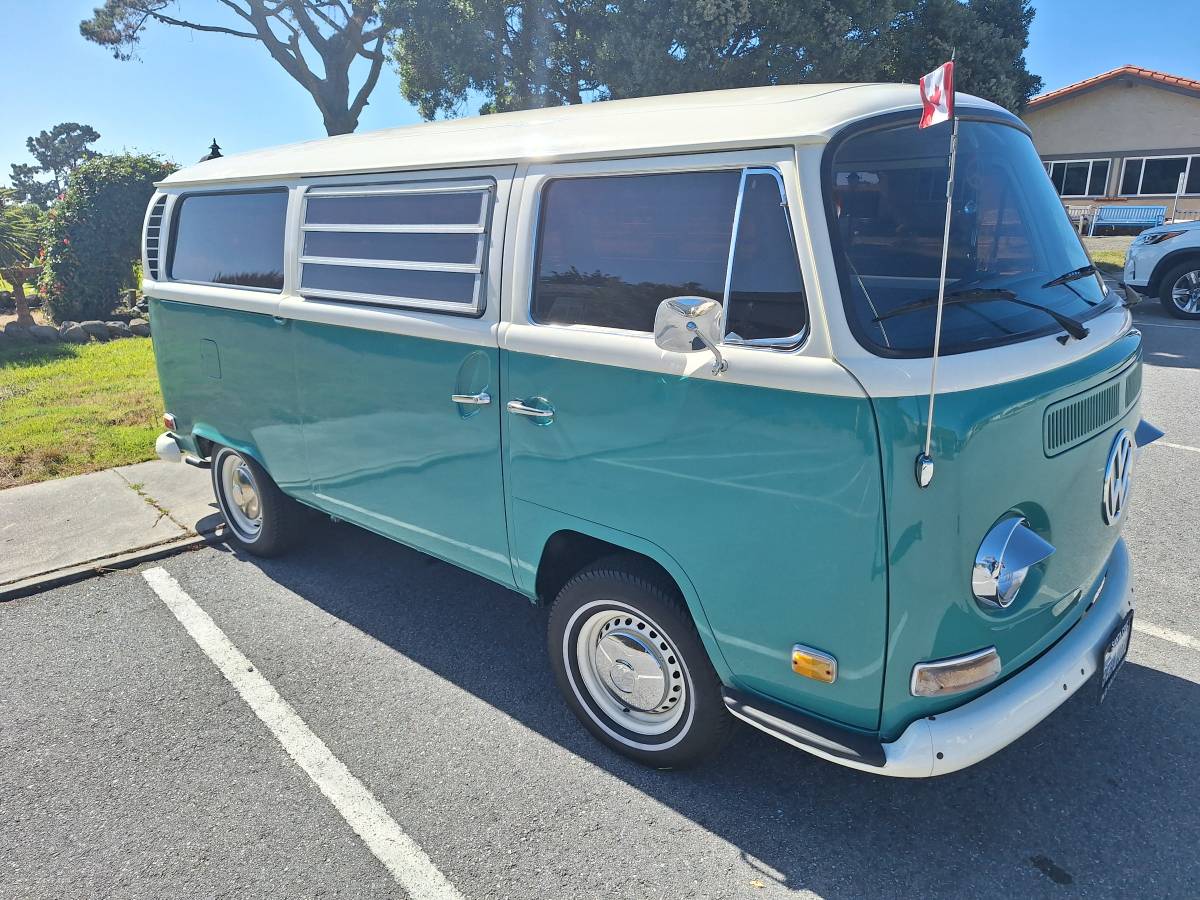 Volkswagen-Bay-window-bus-1971-green