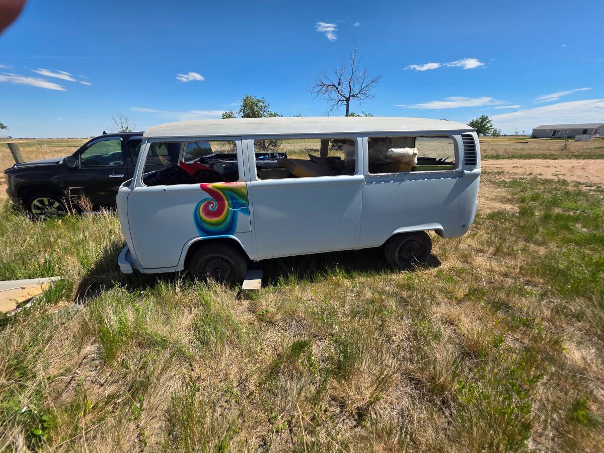 Volkswagen-Bus-1973-custom