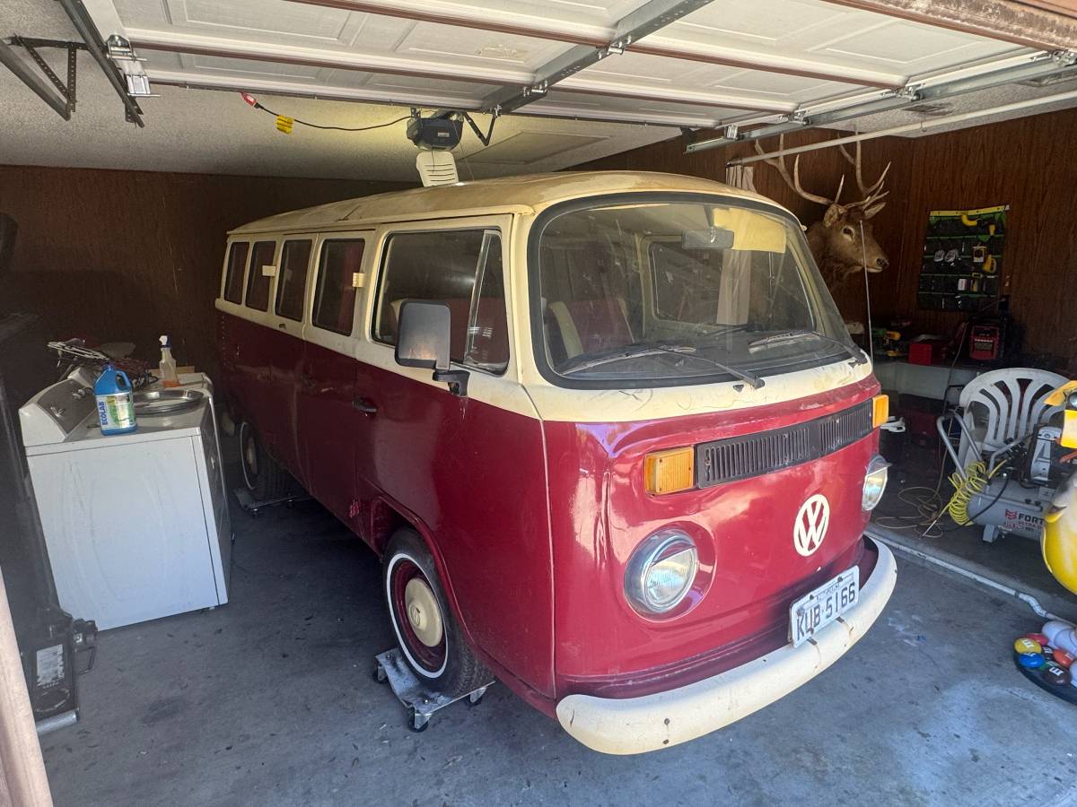 Volkswagen-Bus-1986-red