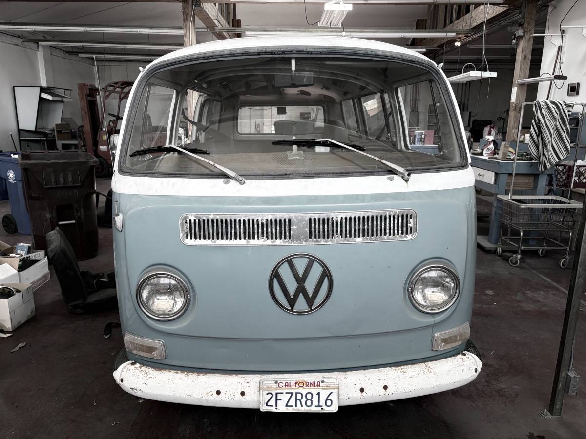 Volkswagen-Van-1972-blue