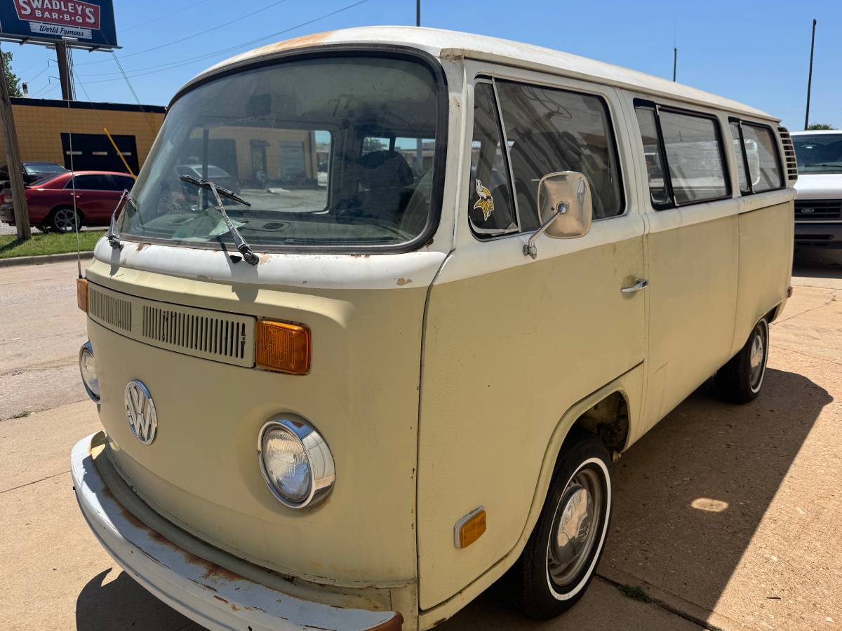 Volkswagen-Van-1973-yellow