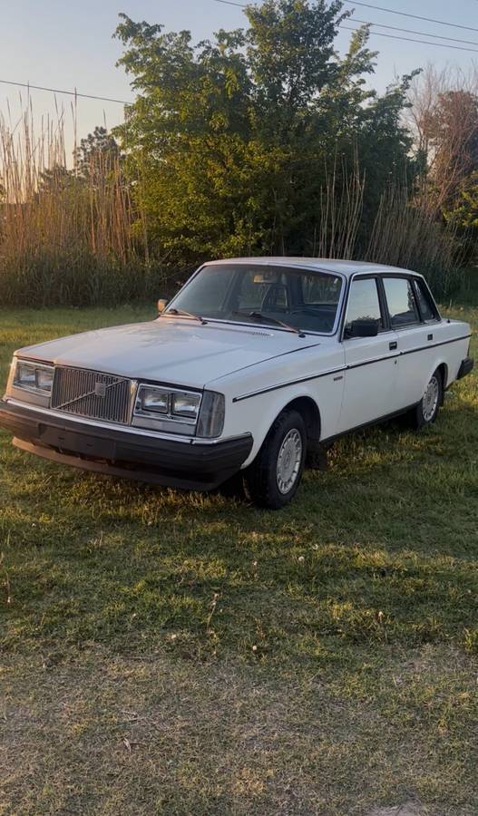 Volvo-240-1985-white
