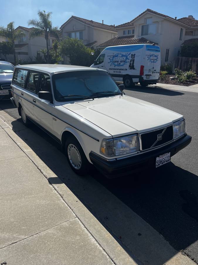 Volvo-240-1989-white