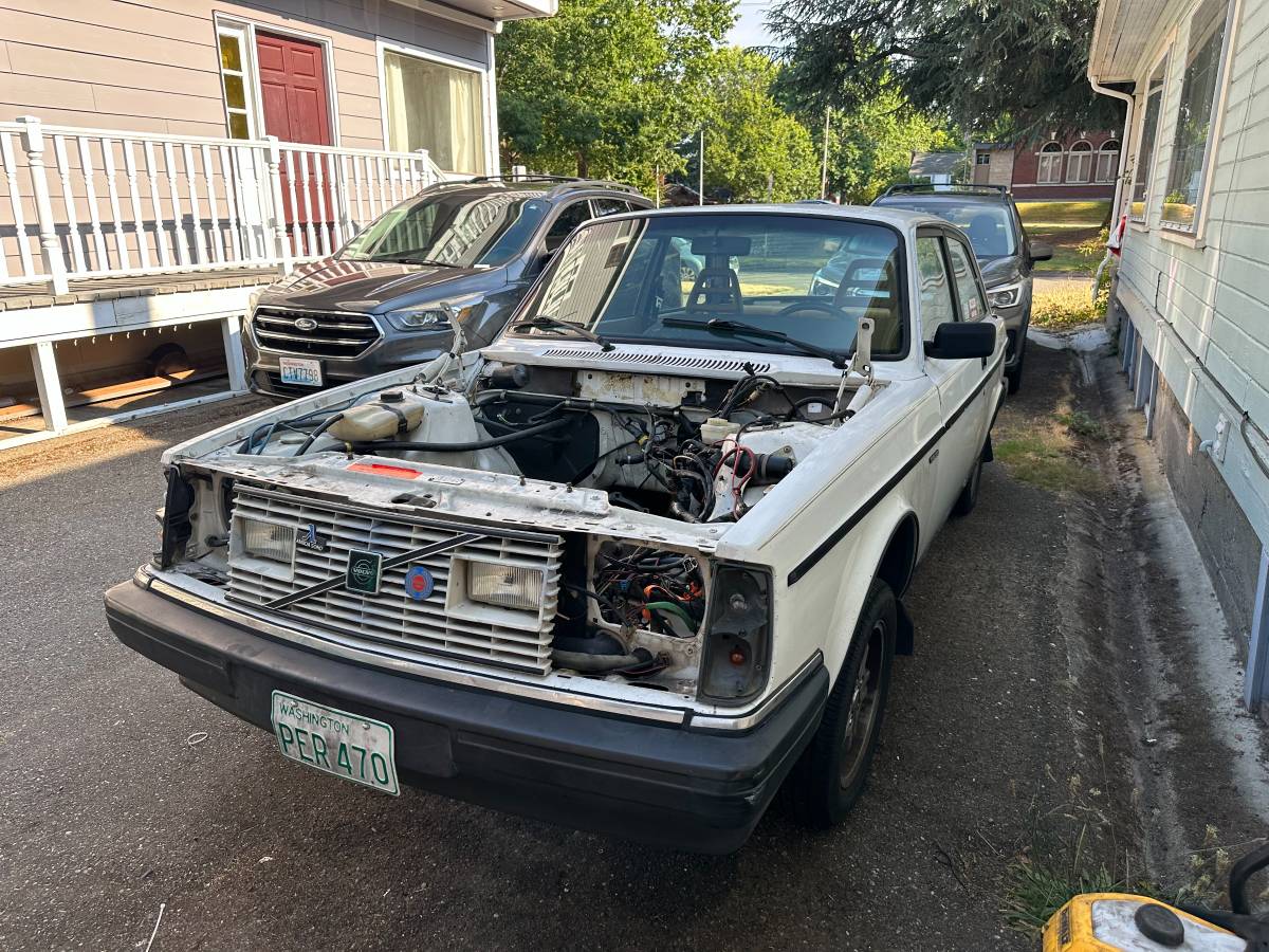 Volvo-242-1984-white