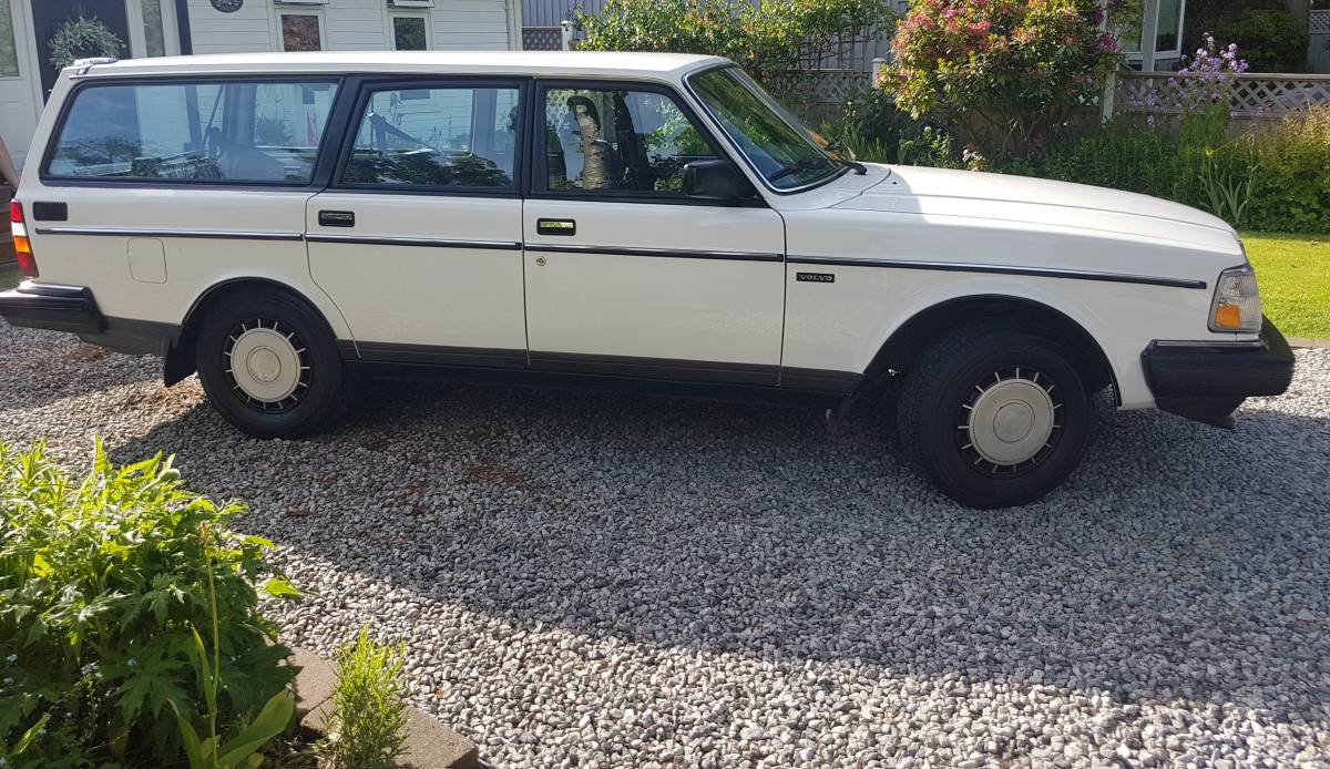 Volvo-245-wagon-1987-white