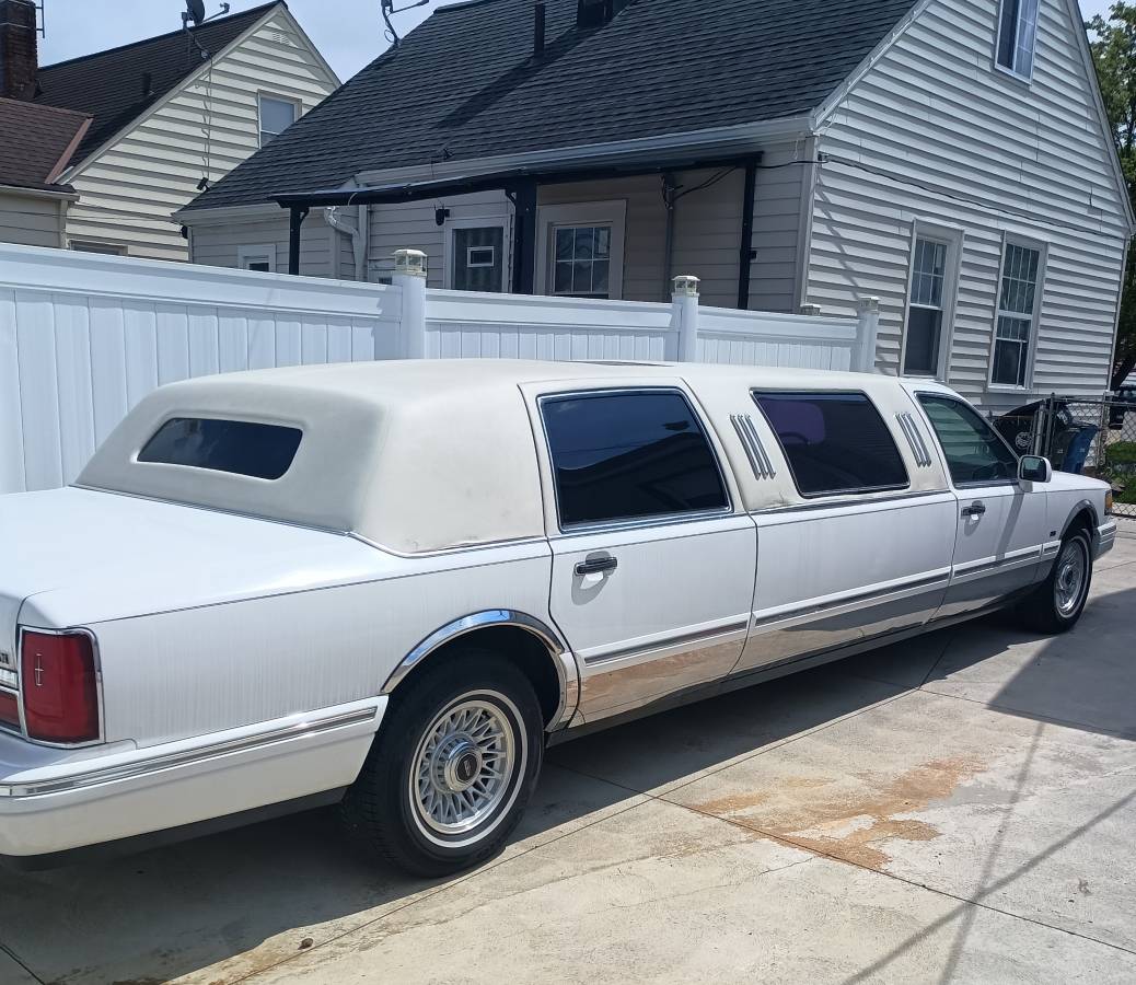 96-lincoln-executive-limousine-1996-White