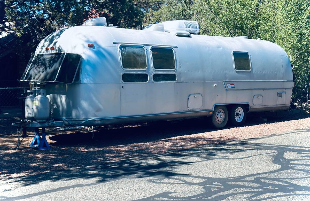 Airstream-landyacht-1976-Gray