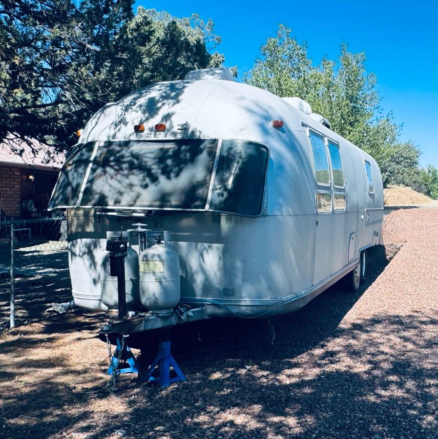Airstream-landyacht-1979-silver