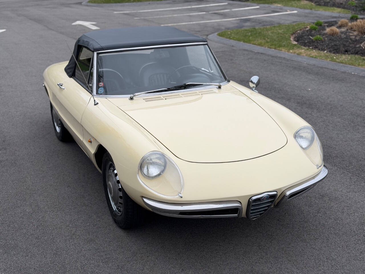 Alfa-Romeo-Duetto-Boat-Tail-Spider-1967-Convertible-Black