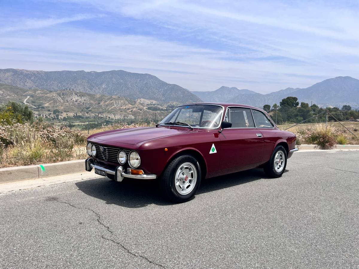 Alfa-romeo-Gt-1300-junior-1971-red Alfa-romeo-Gt-1300-junior-1971-red