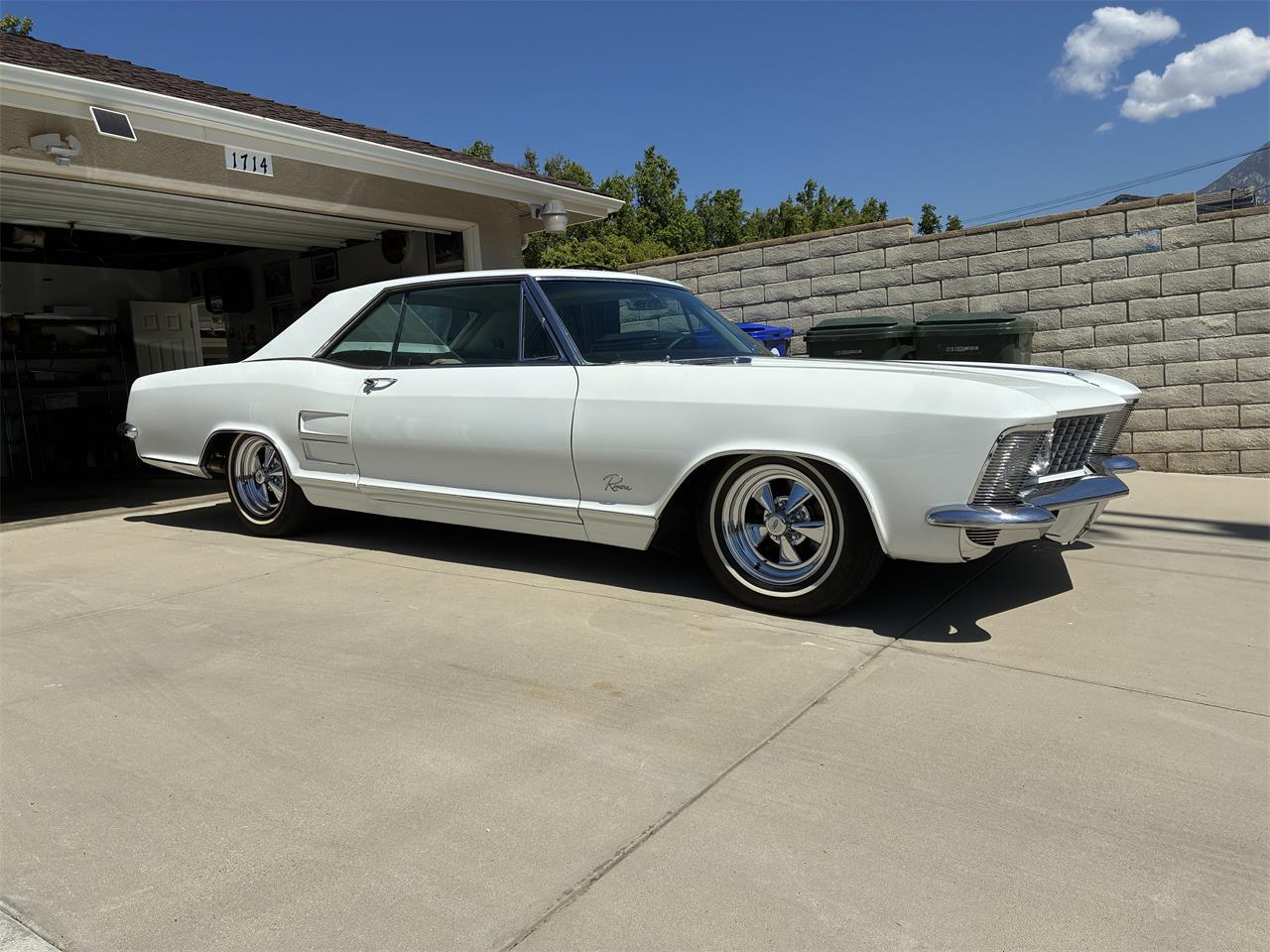 Buick-Riviera-1963-Pearl-White-White
