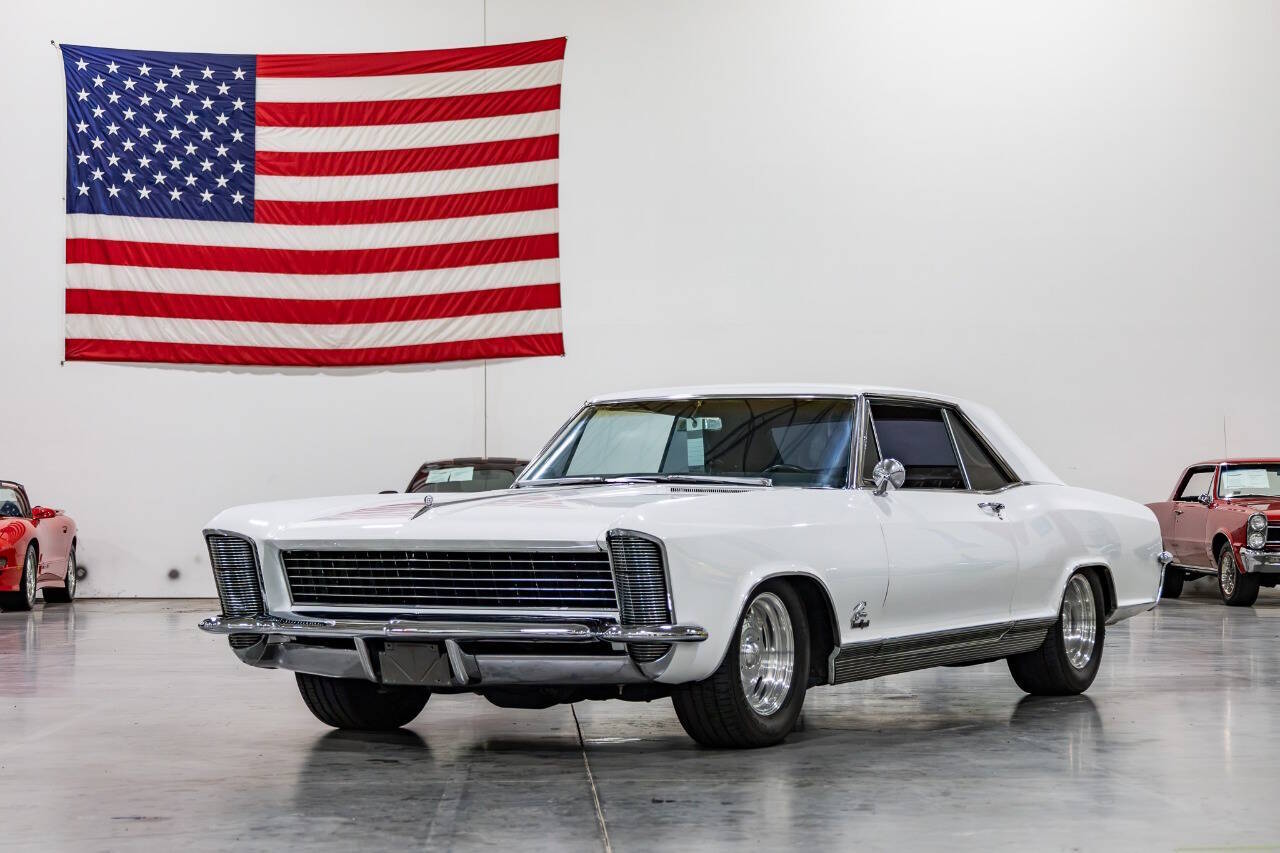 Buick-Riviera-1965-White-Tan
