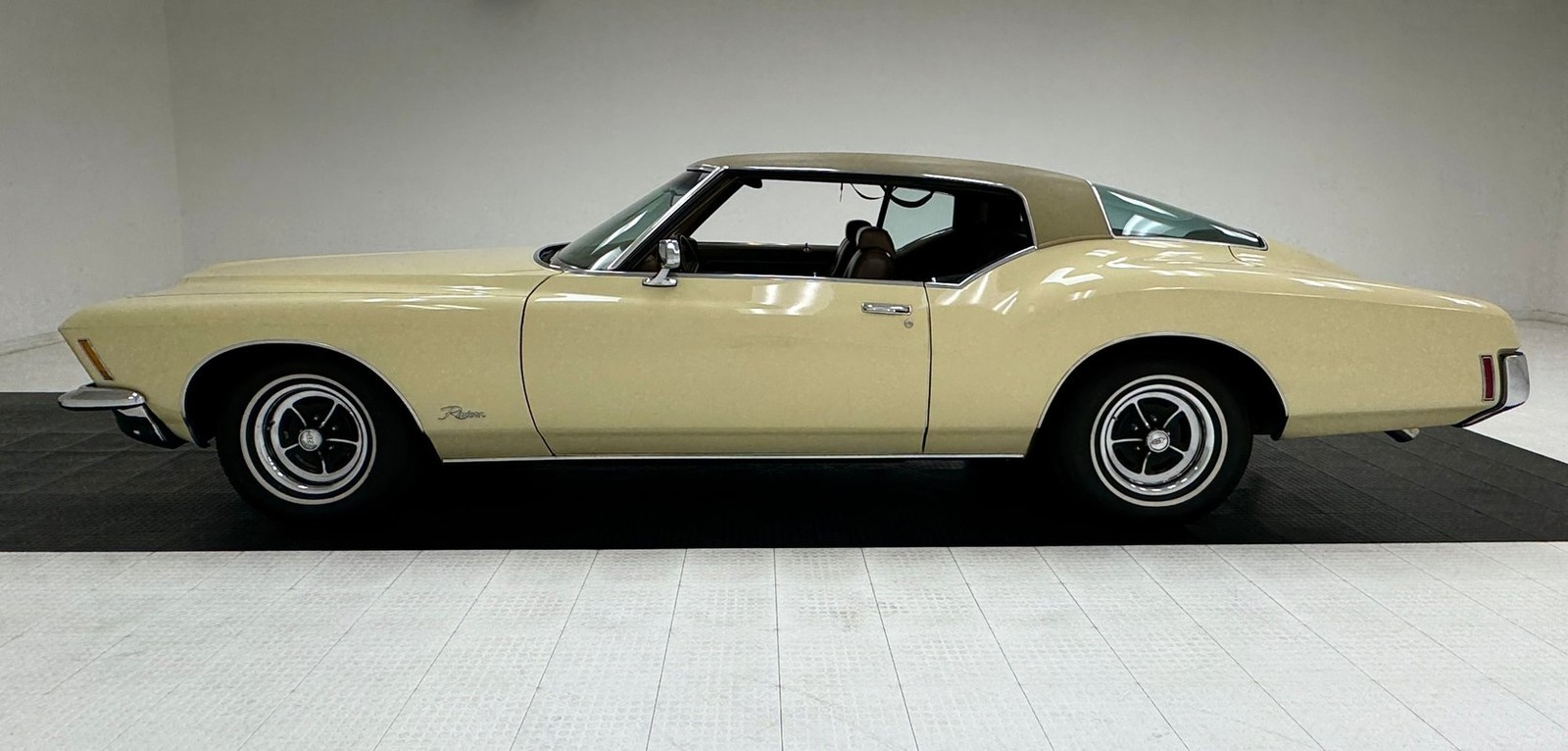 Buick-Riviera-1971-Bamboo-Cream-Saddle