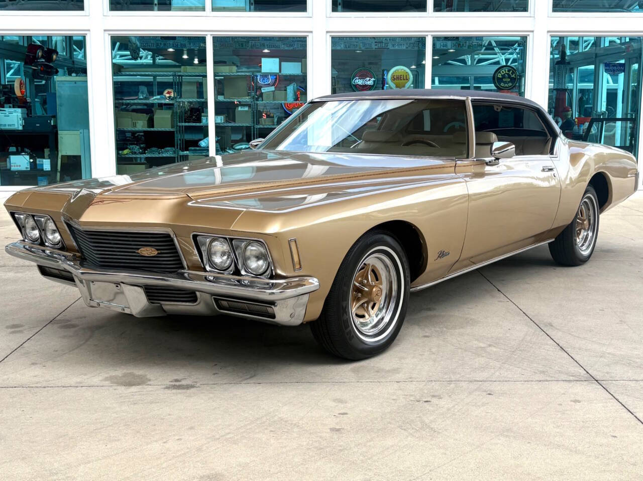 Buick-Riviera-1971-Gold-Cream