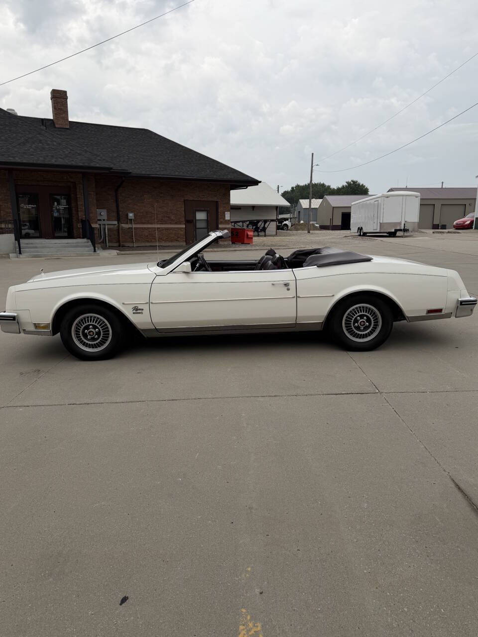 Buick-Riviera-1985-White-Burgundy
