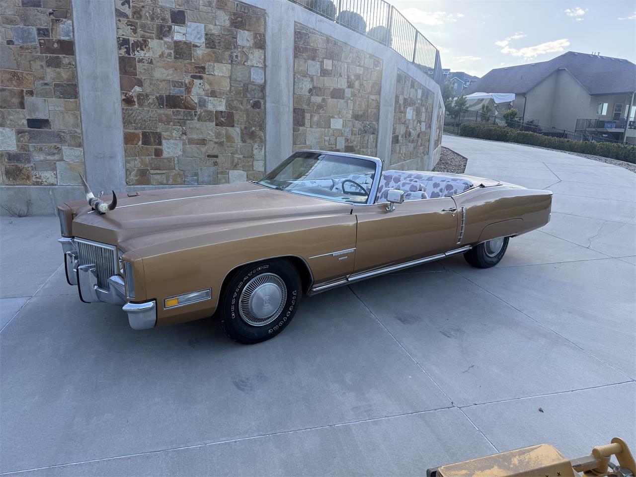 Cadillac-2-dr-convertible-1971-Gold-Cow-Print