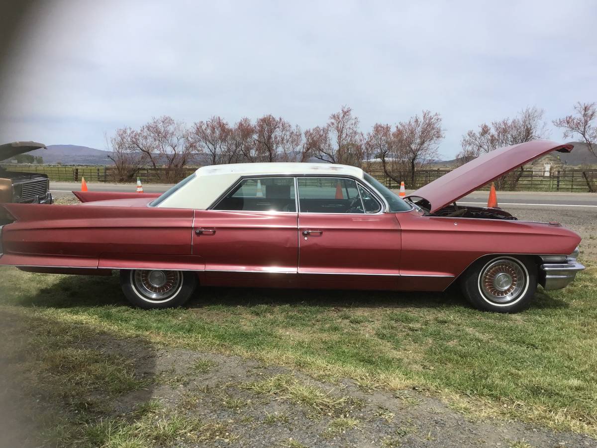 Cadillac-4door-sedan-1962