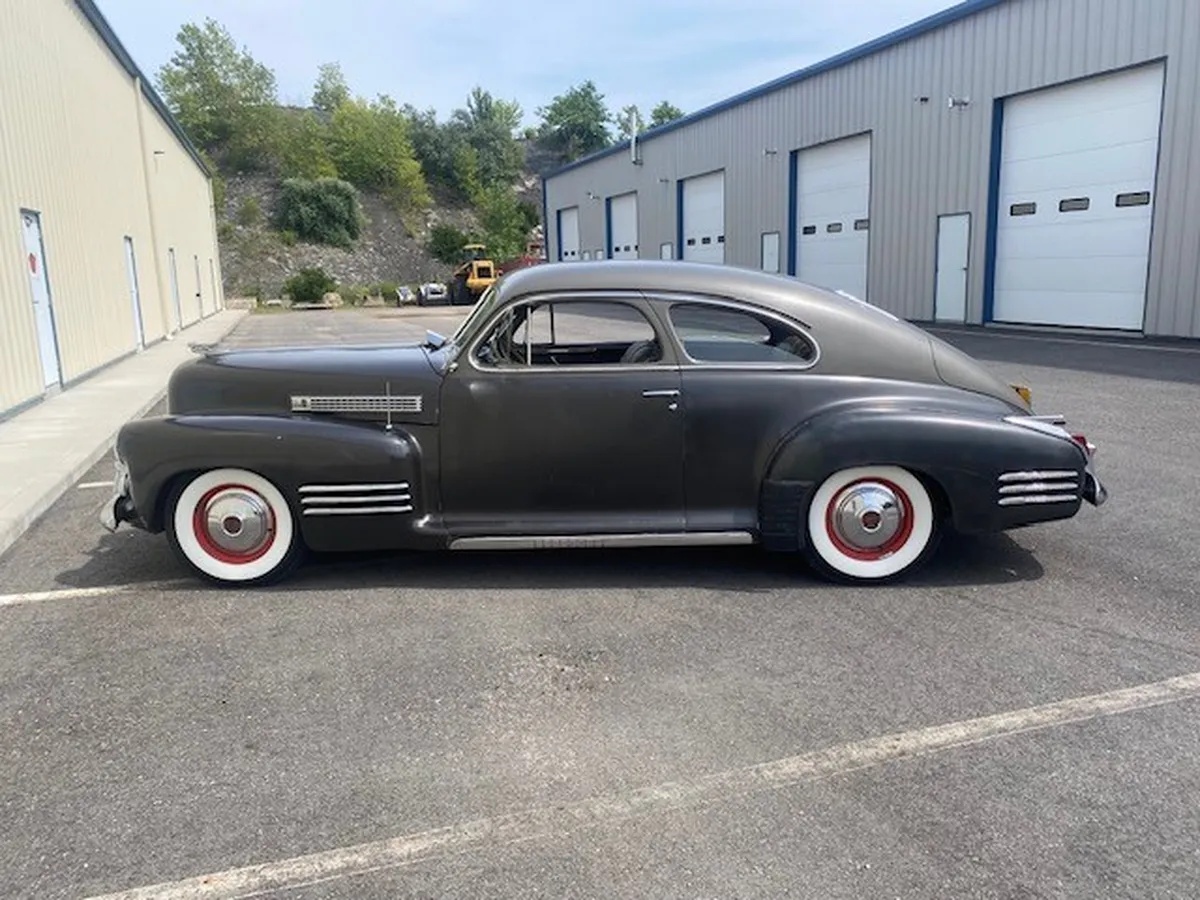Cadillac-61-1941-Silver-Gray
