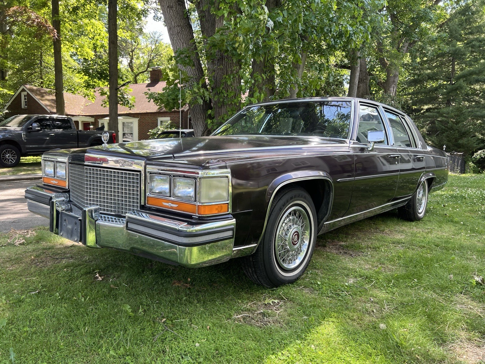 Cadillac-Brougham-1988-Sedan-Burgundy