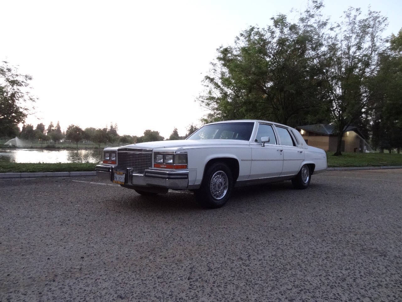 Cadillac-Brougham-1988-White-Blue