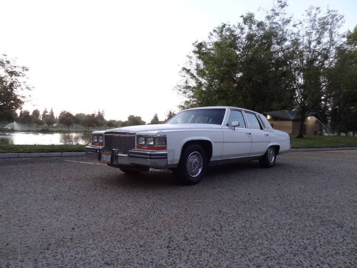 Cadillac-Brougham-base-4dr-seda-1988-white