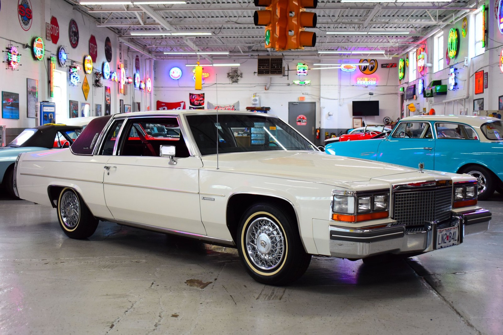 Cadillac-Coupe-DeVille-1981-Burgundy